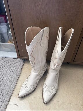 Women's White Pointed-Toe Western Boots